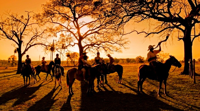 Cavalgada com direito ao por do sol no Pantanal de Mato Grosso do Sul. Foto: Bolivar Porto