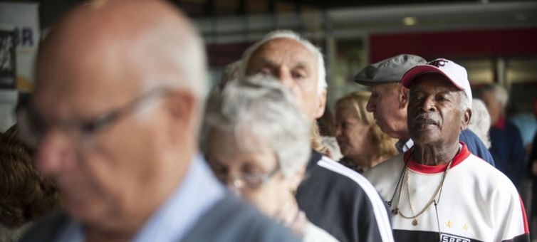 Pesquisa revela que 43% dos idosos são os prinicipais responsáveis pelo sustento da casa - Arquivo/Agência Brasil