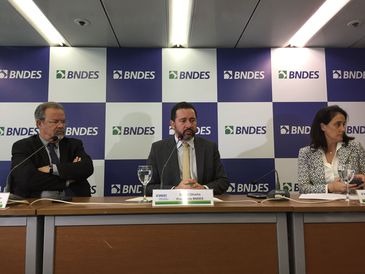 O presidente do BNDES, Dyogo Oliveira, e o ministro da Segurança Pública, Raul Jungmann, assinam acordo de cooperação técnica para realização de ações conjuntas  - Cristina Indio do Brasil/Agência Brasil