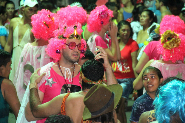 Tradicional bloco de sujos Cibalena atrai mais de 30 mil pessoas, que se vestem de forma irreverente. Foto Sílvio Andrade