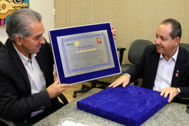 Reinaldo Azambuja recebe placa de reconhecimento do Rotary Internacional
