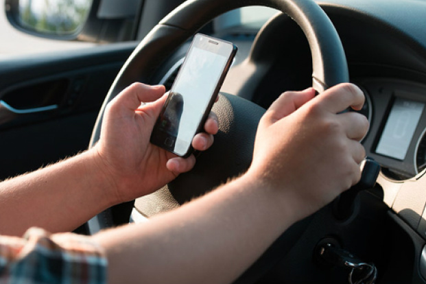 Campo Grande tem 7,6 mil motoristas multados por falar ao celular este ano