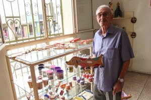 Seu Enyo, de 88 anos fez do artesanato um hobby lucrativo. Foto: Daniel Reino