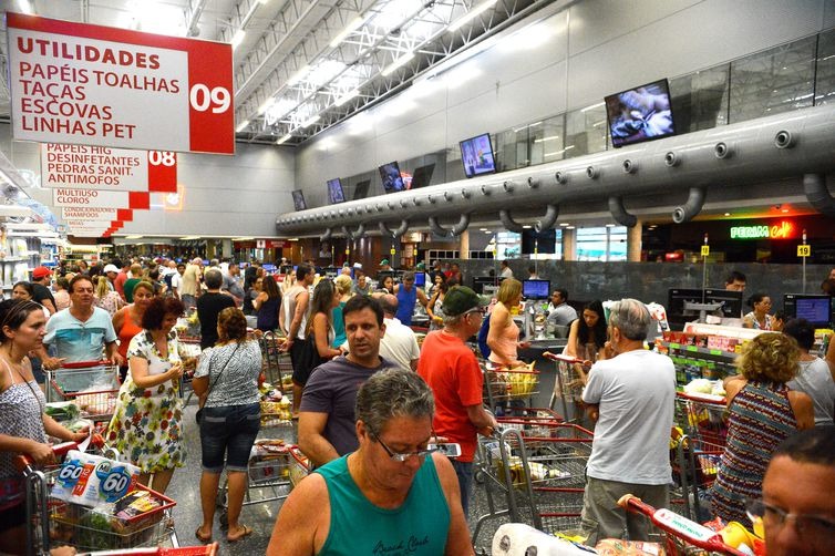 Com feriados e fins de semana prolongados,  supermercados podem perder este ano R$ 1,93 bilhão, diz Fecomércio  Tânia Rêgo/Agência Brasil