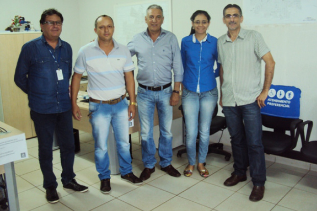 Diretor-presidente Luiz Rocha e equipe Sanesul de Caarapó