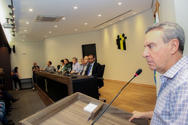 Paulo Corrêa discursa na posse de Caravina (Foto: Edson Ribeiro)