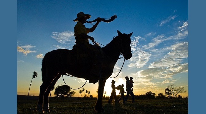 Tocador de berrante no pôr-do-sol sul-mato-grossense. Foto: Beto Garavello/Embratur
