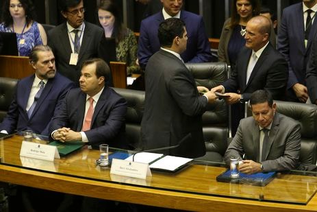 O ministro da Casa Civil, Onyx Lorenzoni, entrega mensagem do presidente Bolsonaro na sessão de abertura dos trabalhos legislativos de 2019 - Fabio Rodrigues Pozzebom/Agência Brasil