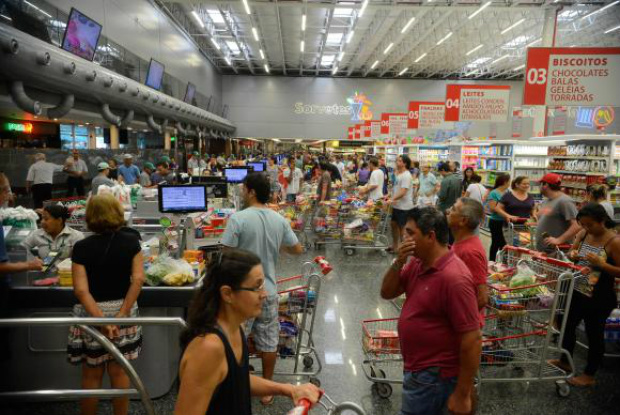 Em supermercados e açougues, consumidor aumentou cuidados ao comprar carne. Tânia Rêgo/Agência Brasil