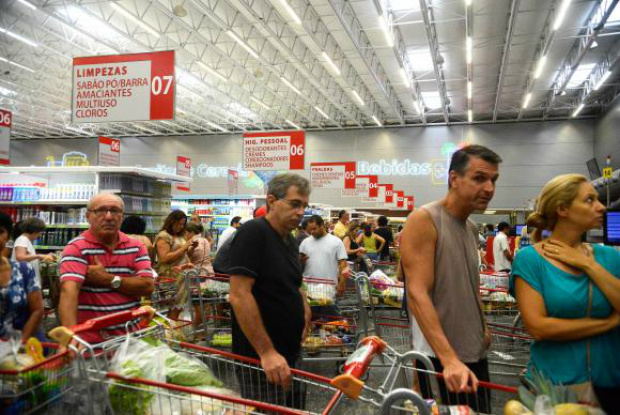 Consumidores consideram que a inflação continuará em queda atingindo 7,5% nos próximos 12 meses. Tânia Rêgo/Agência Brasil