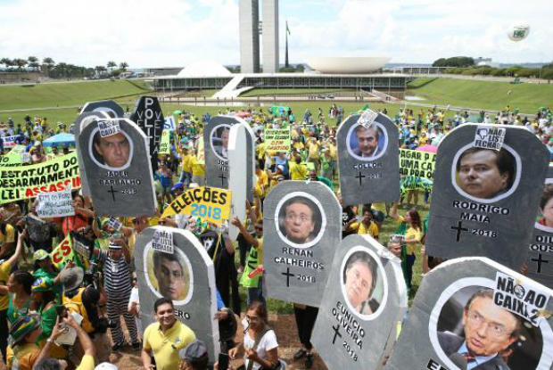 Em Brasília, manifestantes fizeram enterro simbólico 