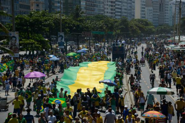 Manifestação em Copacabana pede fim da impunidade e do foro privilegiado. Fernando Frazão/Agência Brasil