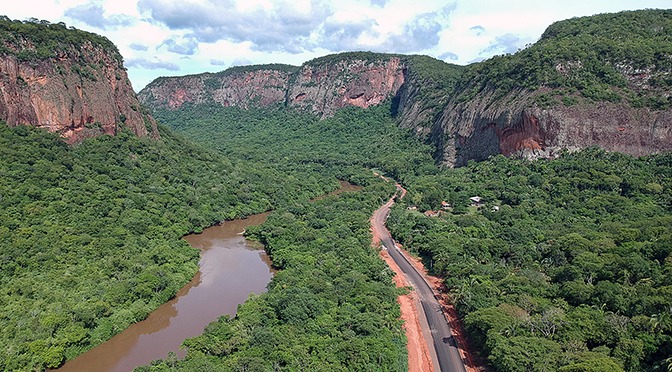 Asfalto chegou ao trecho sinuoso que cruza a morraria, margeando o Rio Aquidauana. Foto: Edemir Rodrigues