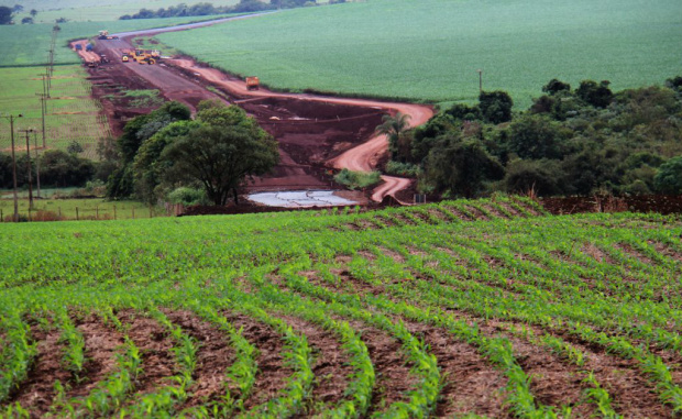 Pavimentação beneficia uma região em franca expansão agrícola.  Chico Ribeiro
