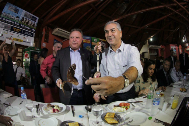 Reinaldo Azambuja e Blairo Maggi em almoço com autoridades e jornalistas para atestar qualidade da carne de MS. Fotos: Chico Ribeiro