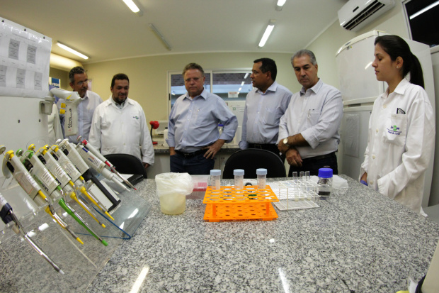 Técnicos da Embrapa Gado de Corte apresentaram o novo laboratório às autoridades.  Fotos: Chico Ribeiro