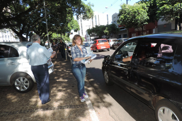 SIRECOM-MS e CORE-MS divulgam suas ações na avenida Afonso Pena, ponto tradicional de distribuição de jornais na Capital.