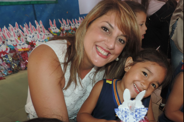 Andréia Olarte fez a alegria das crianças com entrega de coelhinhos recheado de guloseimas e chocolates. 