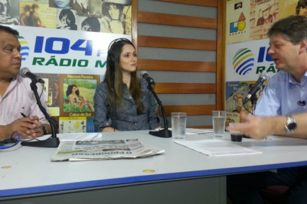 Jaime Verruck com o radialista Joel Silva, do Jornal do Rádio, e Lívia Machado, do Jornal da TVE