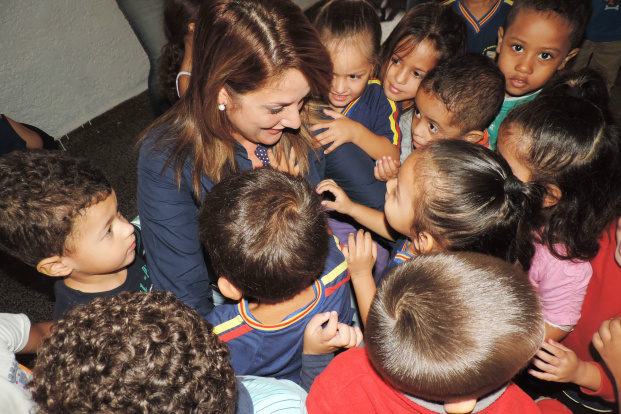 Crianças manifestam carinho pela primeira-dama, Andréia Olarte