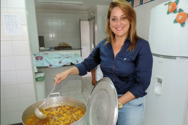 Durante visita aos Ceinfs, Andréia Olarte avaliou a qualidade da merenda que é servida às crianças