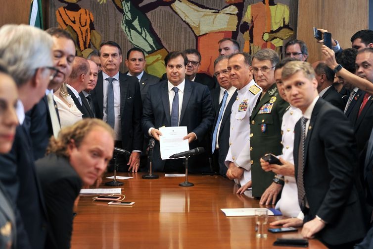 O presidente Jair Bolsonaro entrega a proposta de reforma da Previdência dos militares ao presidente da Câmara dos Deputados, Rodrigo Maia. - J. Batista / Câmara dos Deputados