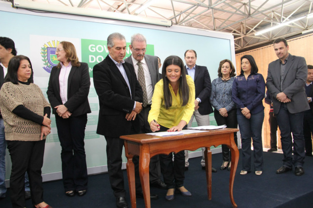 Vice-governadora Rose Modesto assina emendas em cerimônia nesta segunda-feira/ Foto: Chico Ribeiro