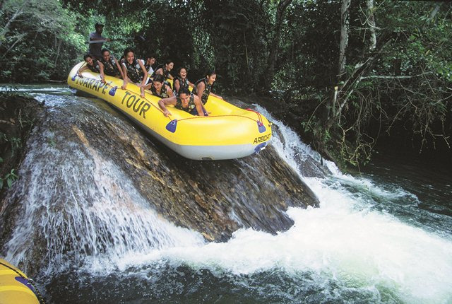 Descida no bote nos rios de Bonito é uma das atrações mais procuradas.