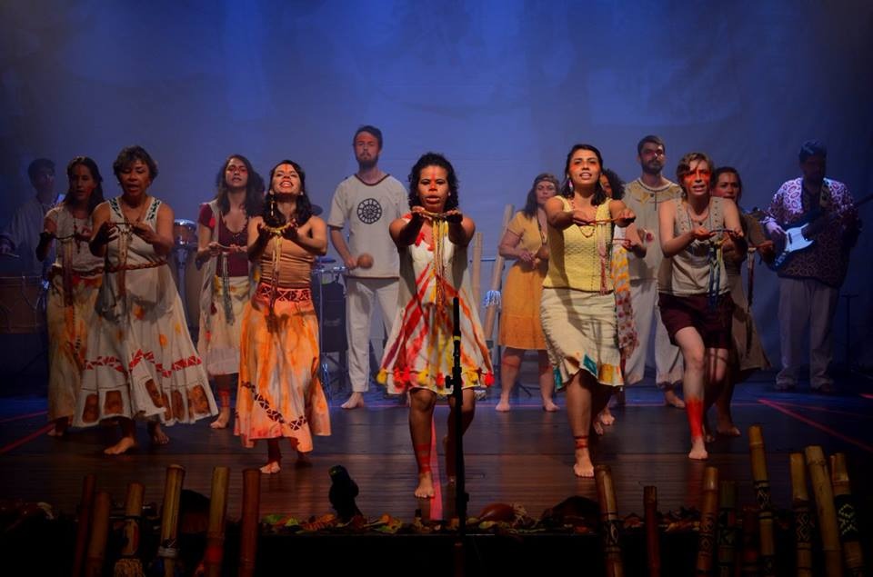 O espetáculo é uma releitura de cantos indígenas, em especial os dos Kaiowá, explorando diversas possibilidades.