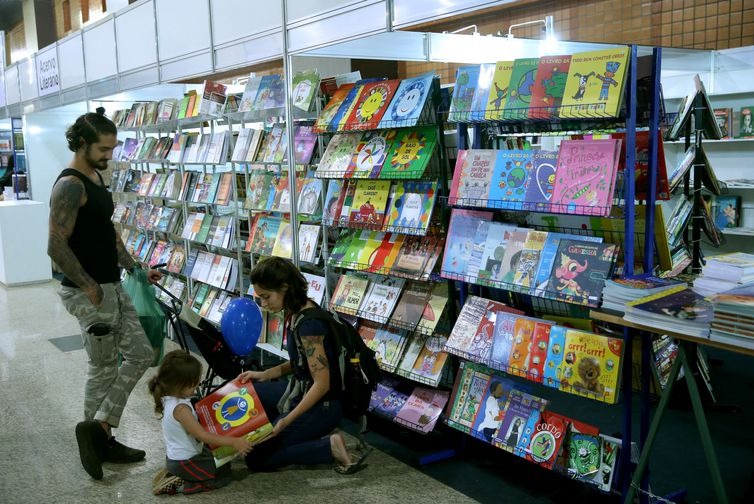 As vendas de livros no Brasil caíram 18% em volume e 19% (valor) na comparação entre o primeiro bimestre de 2018 e de 2019 - Arquivo/Wilson Dias/Agência Brasil