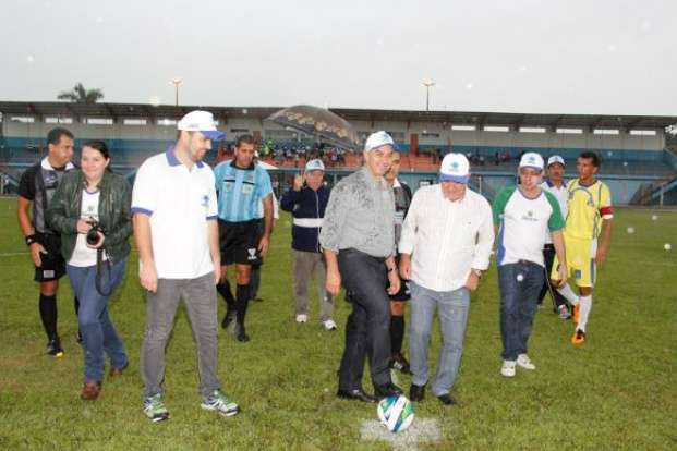 Debaixo de chuva, Reinaldo dá pontapé inicial a 13ª Copa Assomasul de futebol