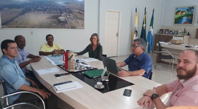 Equipe técnica da Sanesul reunida com o prefeito de Eldorado, Aguinaldo dos Santos.