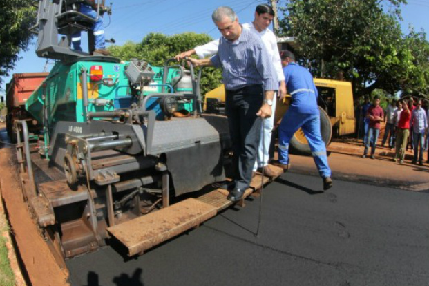 Azambuja anuncia R$ 4 milhões em asfalto e saneamento em Fátima do Sul
