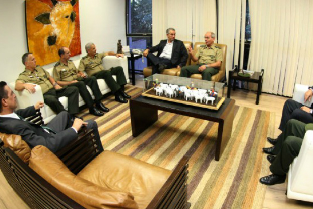 Governador recebe comandantes do Comando Militar do Oeste