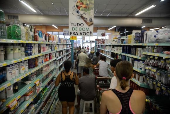 Nova redução na taxa básica de juros terá reflexos sobre o consumo.     Arquivo/Tânia Rêgo/Agência Brasil