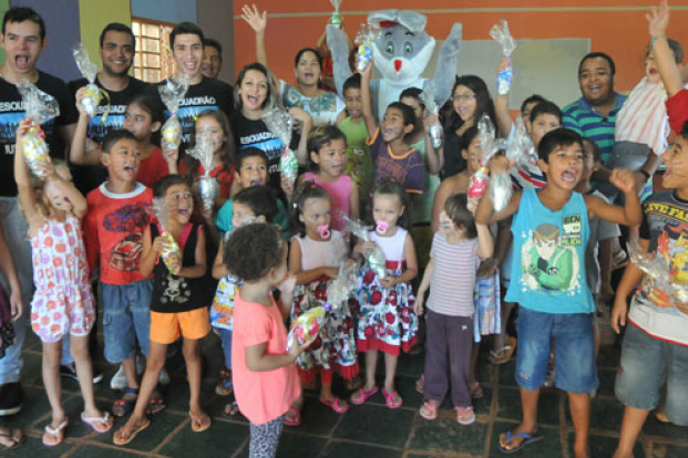 Voluntários entregam 200 ovos de chocolate e fazem alegria de crianças