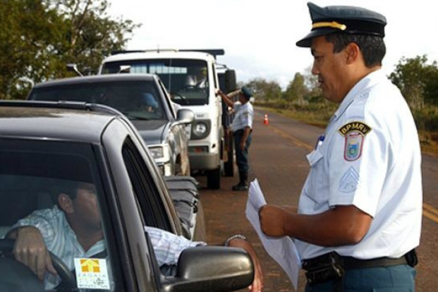 Polícia vistoria veículos durante a Operação Dia do Trabalhador em MS
