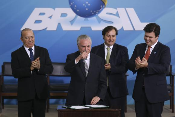 O presidente Michel Temer assina as medidas provisórias do Programa de Revitalização da Indústria Mineral Brasileira. Valter Campanato/Agência Brasil