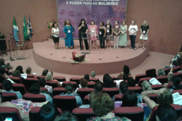 Mulheres relatam casos de violência e discutem estratégias durante conferência