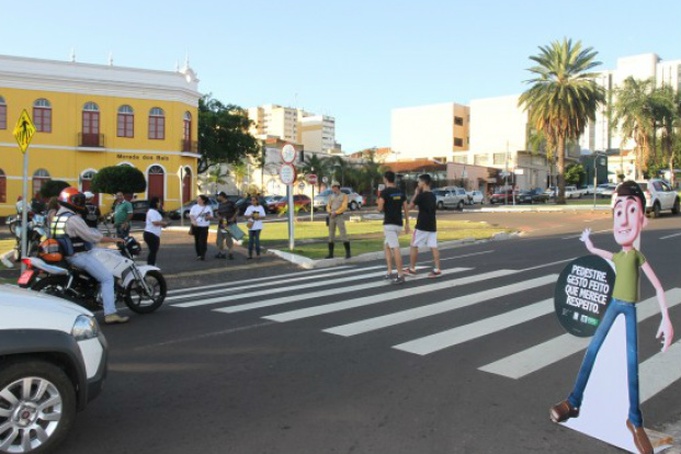 Detran inicia última etapa de 2015 da campanha com pedestres