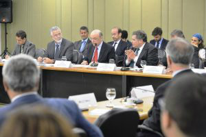Ministros José Serra e Sarney Filho (centro), durante a reunião com os secretários de Meio Ambiente.. Fotos: Ministério das Relações Exteriores