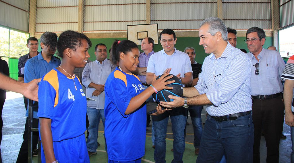 Alunos comemoram e agradecem governador pela revitalização de escola com a cobertura da quadra de esportes. Fotos: Edemir Rodrigues