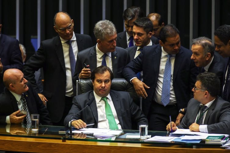 O presidente da Câmara dos Deputados, Rodrigo Maia, durante aprovação de MP sobre venda de petróleo do pré-sal (Fabio Rodrigues Pozzebom/Agência Brasil)